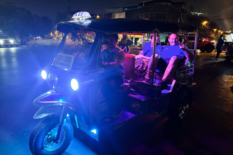 private bangkok romantic evening tour by tuktuk